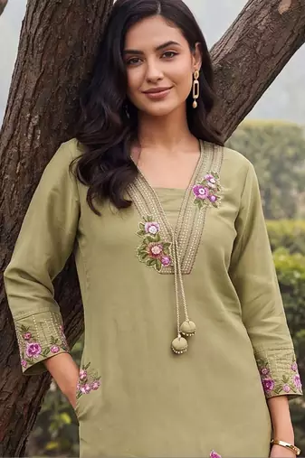 women floral embroidered regular thread work kurta with trousers