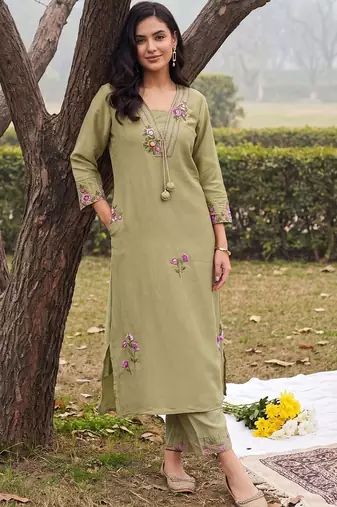 women floral embroidered regular thread work kurta with trousers
