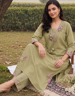 women floral embroidered regular thread work kurta with trousers 3