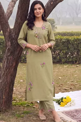 women floral embroidered regular thread work kurta with trousers