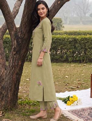 women floral embroidered regular thread work kurta with trousers 6