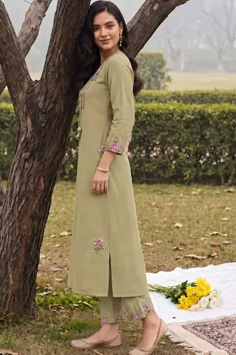 women floral embroidered regular thread work kurta with trousers