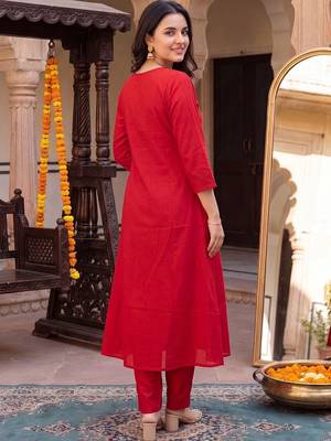 women embroidered regular thread work kurta with trousers & with dupatta 2