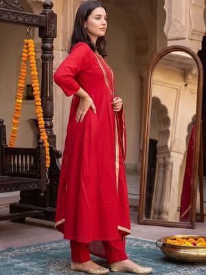 women embroidered regular thread work kurta with trousers & with dupatta 4