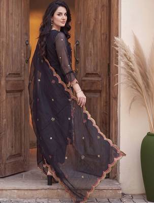 women floral embroidered regular thread work kurta with trousers & with dupatta 4