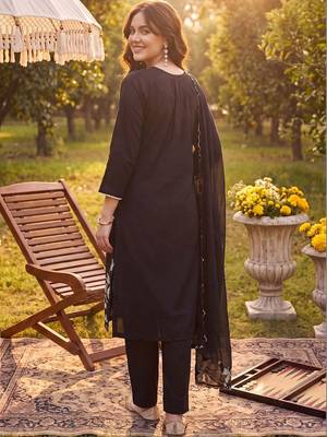 women ethnic motifs embroidered regular thread work kurta with trousers & with dupatta 4