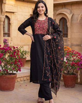 women floral embroidered regular thread work kurta with trousers & with dupatta 1
