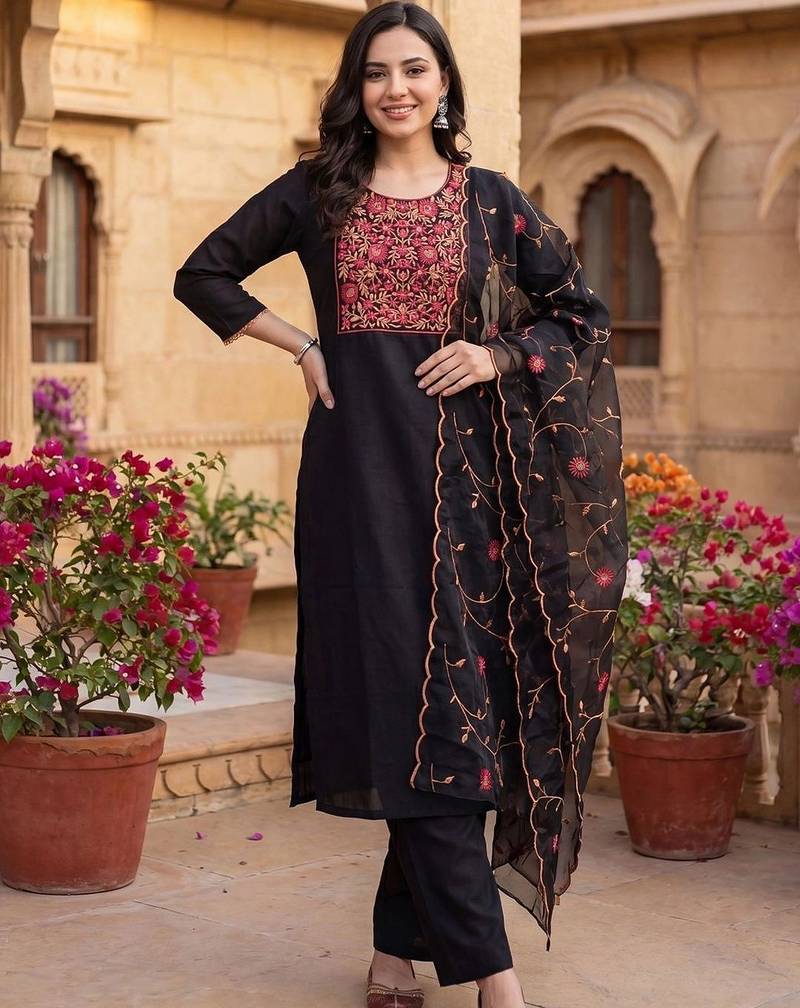 women floral embroidered regular thread work kurta with trousers & with dupatta