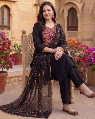 women floral embroidered regular thread work kurta with trousers & with dupatta 2