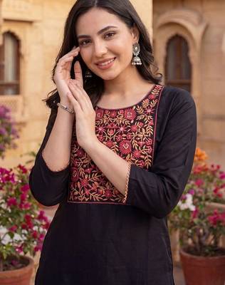 women floral embroidered regular thread work kurta with trousers & with dupatta 3