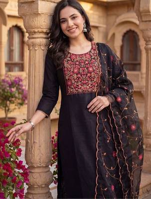 women floral embroidered regular thread work kurta with trousers & with dupatta 5
