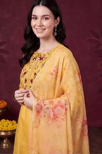 women floral regular thread work cotton kurta with trousers & with dupatta