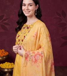 women floral regular thread work cotton kurta with trousers & with dupatta