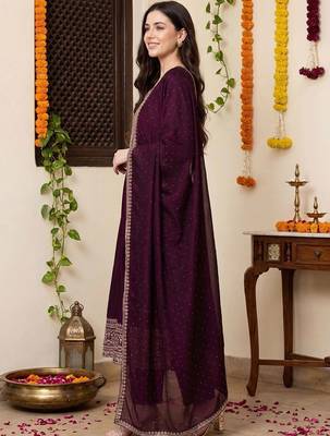 women ethnic motifs embroidered regular thread work kurta with trousers & with dupatta 4