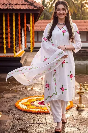 women floral printed regular cotton kurta with trousers & with dupatta