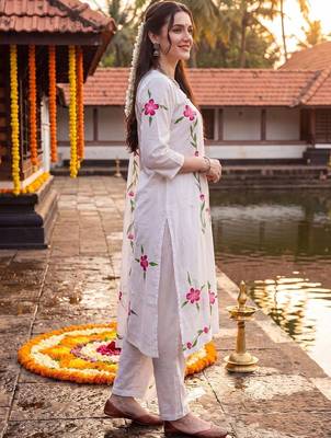 women floral printed regular cotton kurta with trousers & with dupatta 3