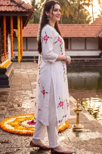 women floral printed regular cotton kurta with trousers & with dupatta