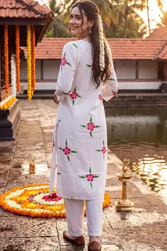 women floral printed regular cotton kurta with trousers & with dupatta