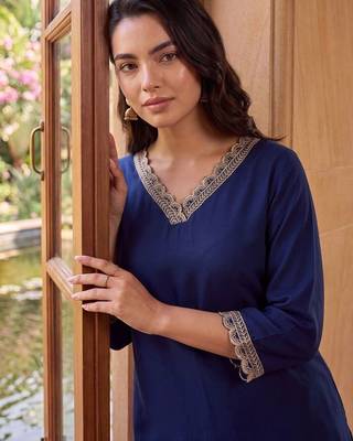 women regular thread work kurta with trousers 4