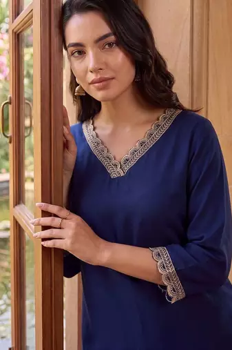 women regular thread work kurta with trousers