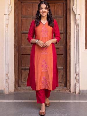 women floral embroidered regular thread work kurta with trousers 3