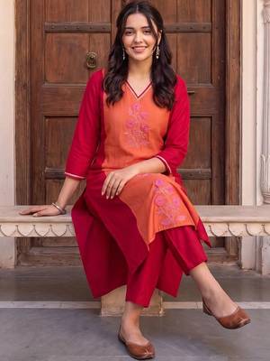 women floral embroidered regular thread work kurta with trousers 4