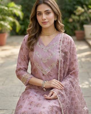 Women's silk chiffon embroidered kurta set with digital dupatta 5