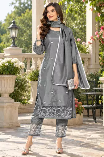 Women's embroidered kurta set with chiffon lace dupatta