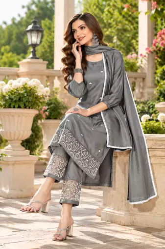 Women's embroidered kurta set with chiffon lace dupatta