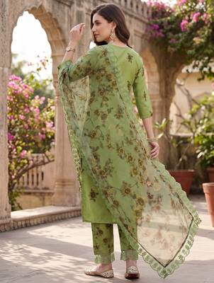 Women's silk chiffon embroidered kurta set with digital dupatta 2