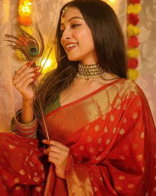 Red floral silk blend banarasi saree 4