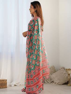 Green ethnic motifs printed mirror work border saree with blouse piece 2