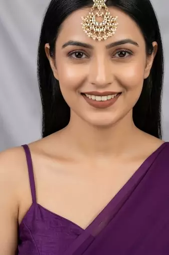 Golden kundan maangtika