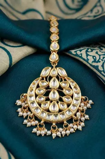 Golden kundan maangtika