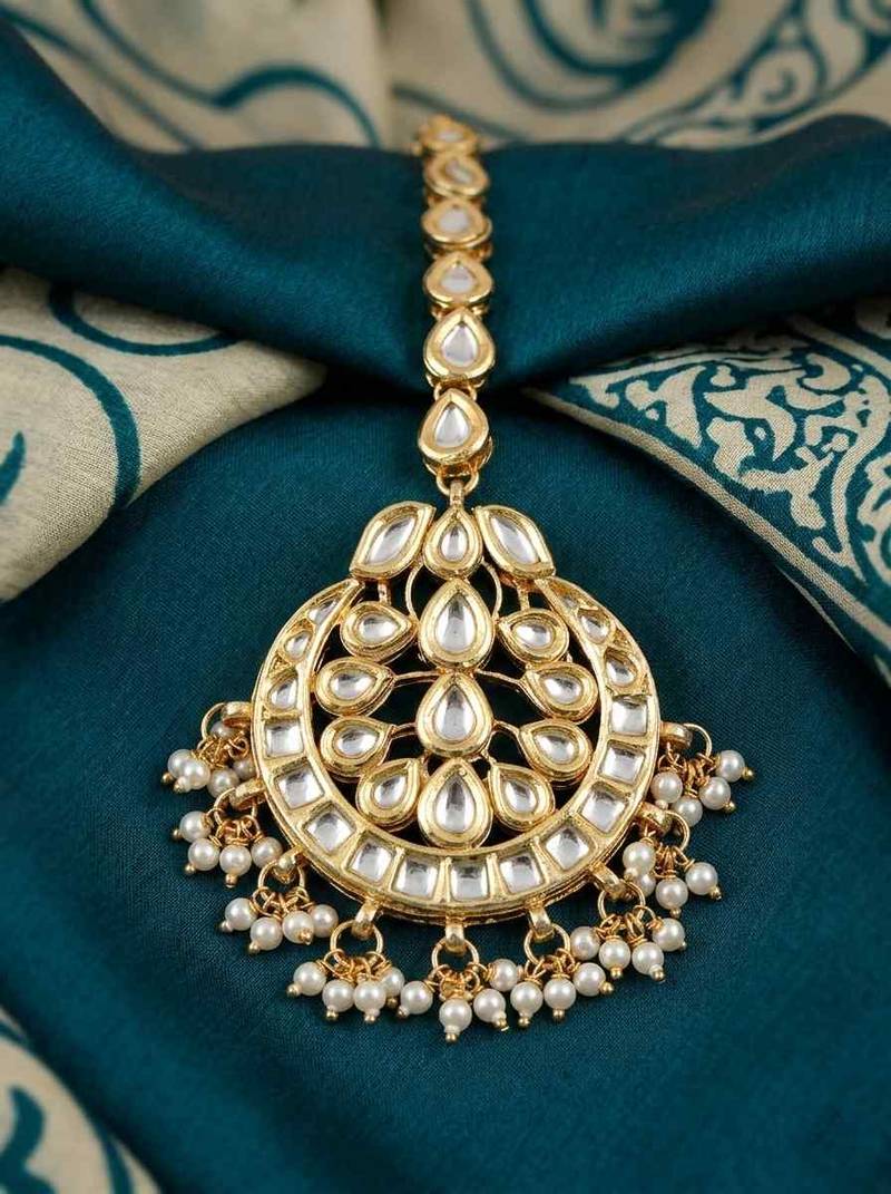 Golden kundan maangtika