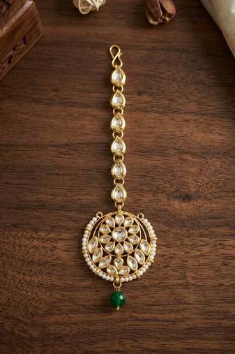 Green kundan maangtika
