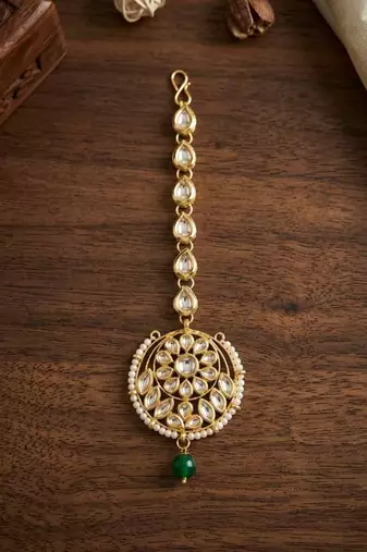 Green kundan maangtika