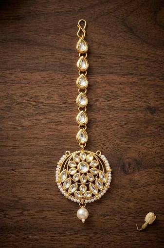White kundan maangtika