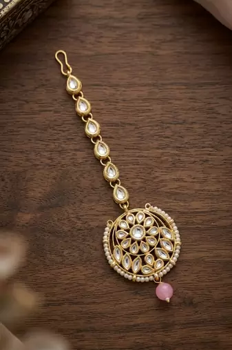 Light pink kundan maangtika