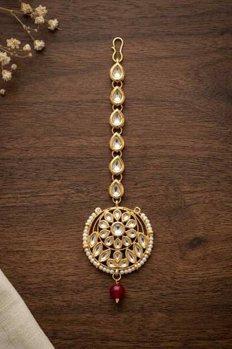 Red kundan maangtika