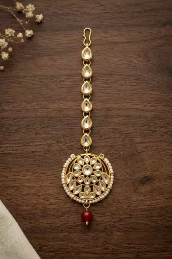 Red kundan maangtika