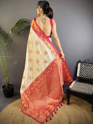 White white banarasi silk zari meenakari weaving saree with contrast blouse piece 4