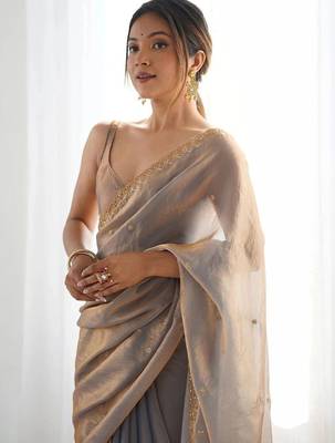 Grey ethnic motifs embroidered bagh saree 3