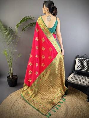 Magenta magenta banarasi silk zari meenakari weaving saree with contrast blouse piece 4