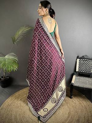 Maroon bandhani sequinned silk blend designer bandhani saree 3