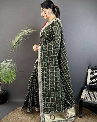 Green sequinned silk blend handloom bandhani saree 2