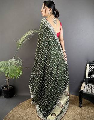 Green sequinned silk blend handloom bandhani saree 3