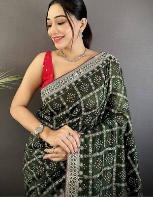 Green sequinned silk blend handloom bandhani saree 4
