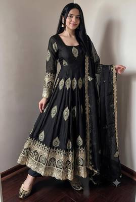 Black silk blend embroidered anarkali kurta set with pant and dupatta 2