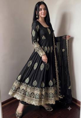 Black silk blend embroidered anarkali kurta set with pant and dupatta 3